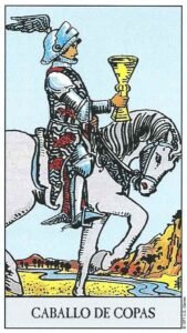 Carta del Caballo de Copas del Tarot Rider Waite: un caballero montado sobre un caballo blanco sosteniendo una copa dorada con calma.