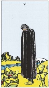 Carta del Cinco de Copas del Tarot Rider Waite: figura encapuchada lamentando tres copas derramadas mientras dos permanecen en pie al fondo.