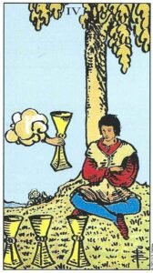 Carta del Cuatro de Copas del Tarot Rider Waite: un joven sentado bajo un árbol contemplando tres copas mientras una mano divina le ofrece una cuarta.