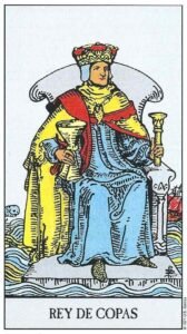 Carta del Rey de Copas del Tarot Rider Waite: un rey sentado en un trono sobre el mar, sosteniendo un cetro y una copa con serenidad.