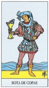 Carta de la Sota de Copas del Tarot Rider Waite: un joven con vestiduras floreadas sosteniendo una copa de la que asoma un pez.