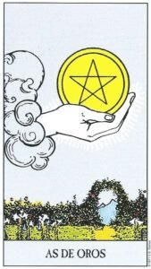 Carta del As de Oros del Tarot Rider Waite: una mano divina saliendo de una nube que sostiene una gran moneda de oro sobre un jardín florido con un arco de setos.