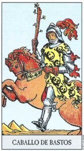 Carta del Caballo de Bastos del Tarot Rider Waite: un caballero con armadura y túnica de salamandras sobre un caballo alazán encabritado, sosteniendo un bastón.