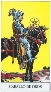 Carta del Caballo de Oros del Tarot Rider Waite: un caballero con armadura sobre un caballo negro pesado en un campo arado, sosteniendo una moneda de oro con calma.