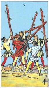 Carta del Cinco de Bastos del Tarot Rider Waite: cinco hombres luchando o compitiendo entre sí con bastones de madera en un ambiente de caos.