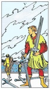 Carta del Cinco de Espadas del Tarot Rider Waite: un hombre victorioso sosteniendo tres espadas mientras otros dos se retiran derrotados al fondo.