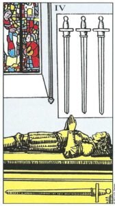 Carta del Cuatro de Espadas del Tarot Rider Waite: la efigie de un caballero descansando sobre una tumba con tres espadas colgadas en la pared y una debajo.