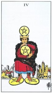 Carta del Cuatro de Oros del Tarot Rider Waite: un hombre sentado sujetando firmemente cuatro monedas de oro, una sobre su corona, otra en sus manos y dos bajo sus pies.