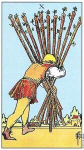 Carta del Diez de Bastos del Tarot Rider Waite: un hombre encorvado cargando con dificultad diez pesados bastones hacia un pueblo en la distancia.