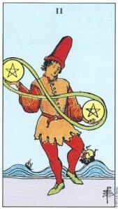 Carta del Dos de Oros del Tarot Rider Waite: un joven bailando mientras hace malabares con dos grandes monedas de oro unidas por un símbolo de infinito, con barcos navegando en un mar agitado al fondo.
