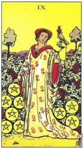 Carta del Nueve de Oros del Tarot Rider Waite: una mujer elegante en un jardín exuberante con un halcón encapuchado en su mano y nueve monedas de oro rodeándola.