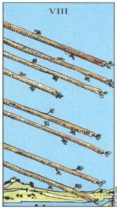 Carta del Ocho de Bastos del Tarot Rider Waite: ocho bastones volando en paralelo a través de un cielo despejado, dirigiéndose hacia la tierra.
