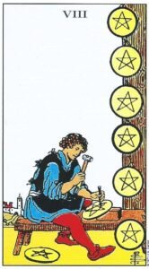 Carta del Ocho de Oros del Tarot Rider Waite: un artesano sentado en un banco tallando monedas de oro, con otras siete ya terminadas y colgadas en un poste.