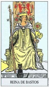 Carta de la Reina de Bastos del Tarot Rider Waite: una mujer en un trono decorado con leones, sosteniendo un bastón y un girasol, con un gato negro a sus pies.