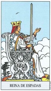 Carta de la Reina de Espadas del Tarot Rider Waite: una mujer severa entronizada de perfil, sosteniendo una espada en alto y con una mano extendida.