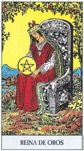 Carta de la Reina de Oros del Tarot Rider Waite: una mujer sentada en un trono tallado con flores y animales, rodeada de un paisaje fértil, sosteniendo una moneda de oro con ternura.