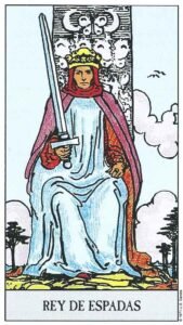 Carta del Rey de Espadas del Tarot Rider Waite: un rey sentado de frente en su trono, sosteniendo una espada verticalmente con firmeza.