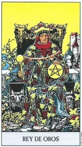 Carta del Rey de Oro del Tarot Rider Waite: un rey sentado en un trono decorado con toros, vistiendo túnicas de uvas y flores, sosteniendo un cetro y una moneda de oro sobre un castillo.