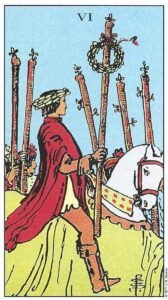 Carta del Seis de Bastos del Tarot Rider Waite: un hombre con una corona de laurel montado en un caballo blanco, rodeado de una multitud que celebra su victoria.