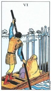 Carta del Seis de Espadas del Tarot Rider Waite: un barquero transporta a una mujer y un niño en una barca con seis espadas clavadas en la proa.
