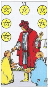 Carta del Seis de Oros del Tarot Rider Waite: un hombre rico con una túnica roja repartiendo monedas a dos mendigos, mientras sostiene una balanza equilibrada en su mano izquierda.