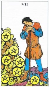 Carta del Siete de Oros del Tarot Rider Waite: un campesino apoyado en su azadón observando pensativo una planta que ha dado siete monedas de oro como fruto.