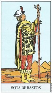 Carta de la Sota de Bastos del Tarot Rider Waite: un joven vestido con túnicas amarillas decoradas con salamandras, sosteniendo un bastón florecido y mirando hacia arriba en un desierto.