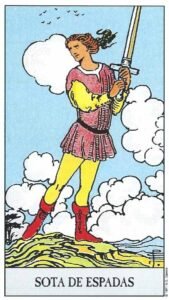 Carta de la Sota de Espadas del Tarot Rider Waite: un joven de pie sobre un terreno elevado sosteniendo una espada con ambas manos bajo un cielo tormentoso.