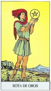Carta de la Sota de Oros del Tarot Rider Waite: un joven en un campo florecido sosteniendo con cuidado una moneda de oro entre sus manos, con montañas al fondo.