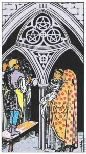 Carta del Tres de Oros del Tarot Rider Waite: un joven cantero trabajando en una catedral, mostrando sus planos a un monje y a un arquitecto.
