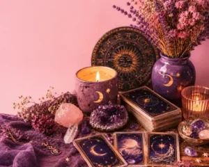 Cartas de tarot sobre la mesa, símbolo de Bruja Sin Escoba